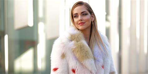 ferragni pelliccia fendi|Chiara Ferragni alla Milano Fashion Week in pelliccia Fendi.